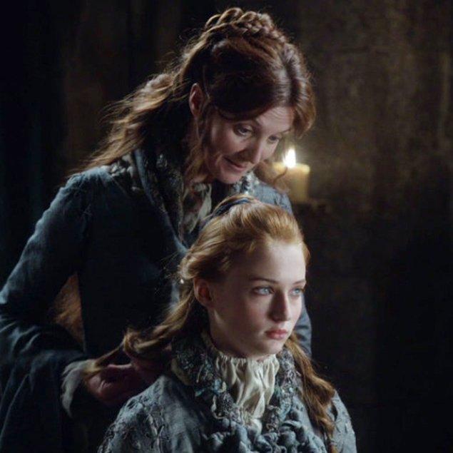Daha sonra Sansa'yı, Catelyn tarzı saç örgüleriyle mahzende yürürken görüyoruz.