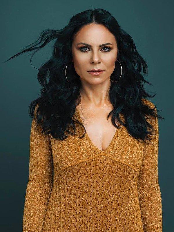 Şarkı yazarı ve yorumcu olan Şenay Lambaoğlu, "Rüyalarıma Gir" albümüyle yeni bir serüvene çıktı.