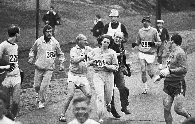 1. Kathrine Switzer, ilk kadın maraton koşucusu. Bunu yapabilmek için erkek kılığına girmek zorunda kalmıştı.