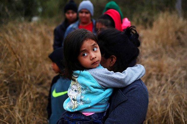 7. "2 yaşındaki Guatemalalı Maria, 9 Ocak günü Meksika'dan ABD'ye gitmek için Rio Grande nehrini yasa dışı yollarla geçtikten sonra Penitas, Teksas'ta annesi Jessica'nın kucağında." -Adrees Latif/Reuters