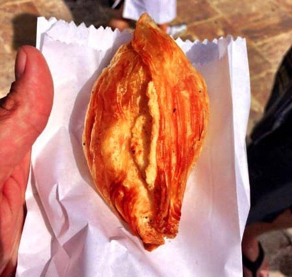 11. Malta: Bir adet "Pastizz" (Yemeğin sonunda ya da başında yenen tuzlu hamur işi)