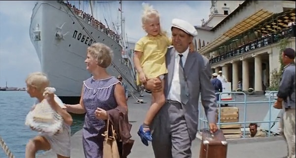 3. Как называется круизный лайнер, на котором отправились в путешествие Горбунков и Гоша в фильме "Бриллиантовая рука"?