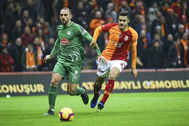 Genç oyuncu hocalarının o kararının ardından o günden bugüne stoper mevkiinde oynuyor.