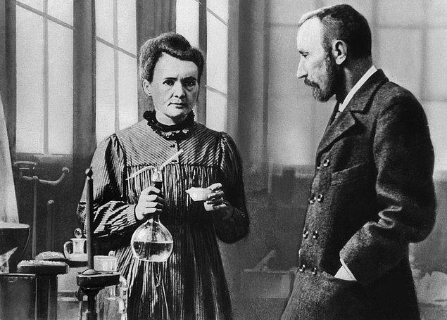 17. Marie Curie ve eşi bir keresinde keşiflerinden para kazanmaya kalkmışlardır.