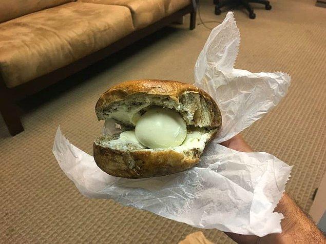 9. Gerçekten korkutucu görünen yumurta ve peynirli bir sandviç...