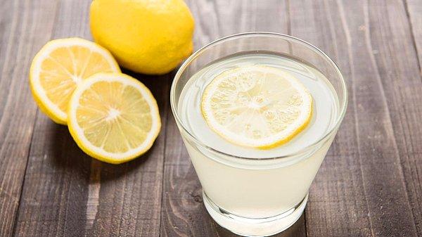 1. Güne bir bardak limonlu ılık su ile başlayın.