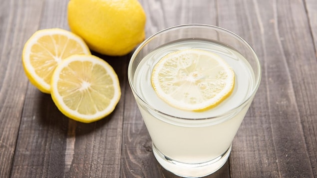 1. Güne bir bardak limonlu ılık su ile başlayın.