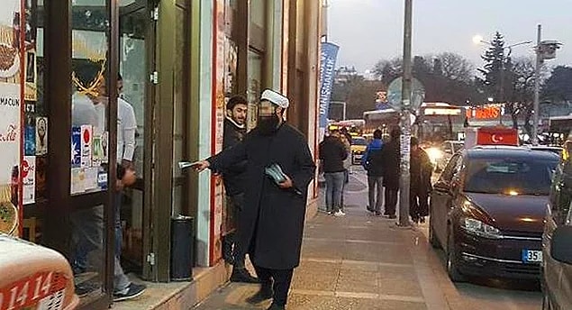 4. İzmir'de sarıklı bir kişi, üzerinde 'Noel'e karşı meşru mücadele' yazan bir bildiri dağıttı. Sarıklı kişinin dağıttığı bildiride, "Dünyayı kan gölüne çeviren Hristiyanların geleneği olan yılbaşını kutlamıyoruz" mesajı yer aldı.