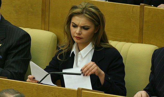 Bundan sonra Alina Kabaeva'nın siyasi yükselişi başladı. 2007 yılında Rus Parlamentosu'nun alt kanadı Duma'ya, liderliğini Putin'in yaptığı Birleşik Rusya Partisi'nin vekili olarak girdi.