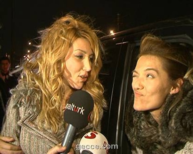 Günümüzdeki ilişkileri de bir dargın bir barışık devam eden Hande Yener ve Demet Akalın ikilisi 2009'un son günlerinde barışmıştı. Şu anda da araları iyi diye biliyoruz ama olmayabilir de bu süreçte çokça küsüp, barıştılar çünkü. 😁