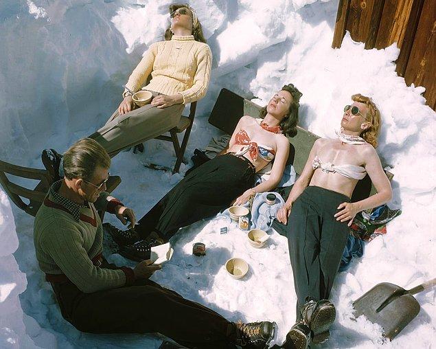 23. 1947'de bir grup kayakçı, kış güneşinin keyfini Idaho, Sun Valley'de çıkartıyor.