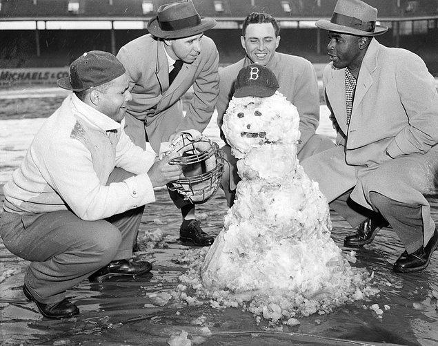 16. Jackie Robinson ve arkadaşlarının hafif mutsuz kardan adamı (1950)