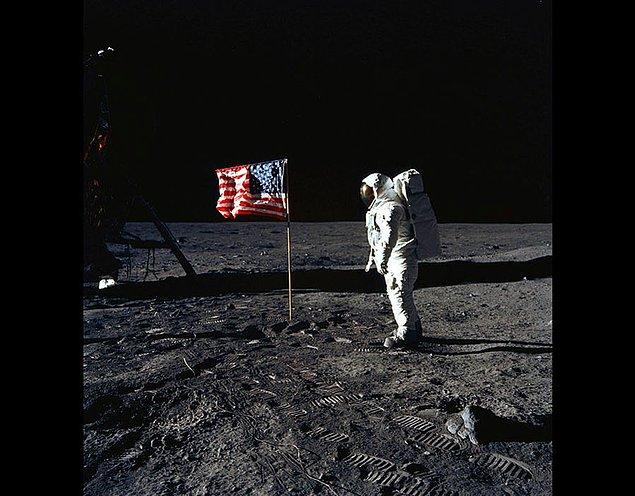 2. Ay'a ilk iniş: Astronotların ayak izleri Ay'ın topraklarında açıkça görülüyor.
