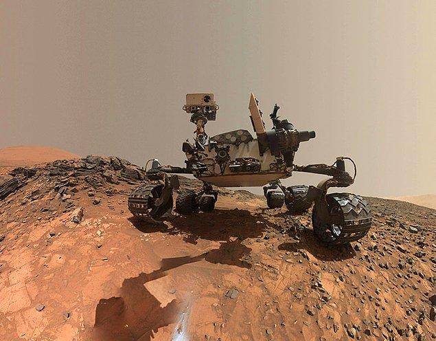 37. NASA'nın mars aracı bir kayayı araştırmak için yola çıkıyor. Bu fotoğraf hedefine ulaştıktan sonra çekildi.
