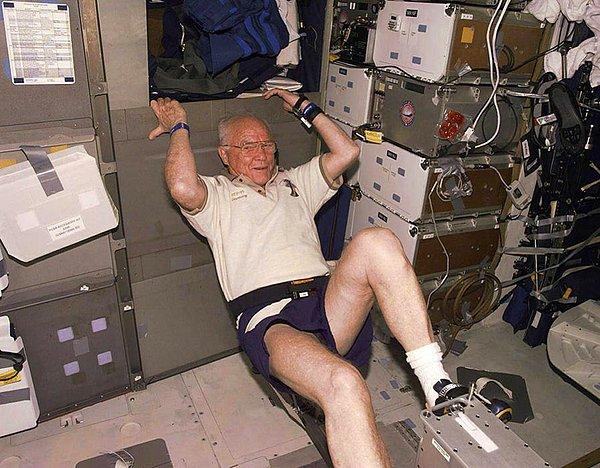 3. John Glenn, 1962 yılında Dünya yörüngesine çıkan ilk Amerikan astronotu olarak tanınsa da, bu tarihi başarısından 12 yıl sonra, 53 yaşındayken Ohio'da ABD Senatörü olduğunu çoğu kişi bilmez.