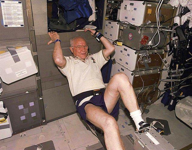 39. Yük taşıma uzmanı John Glenn, Discovery uzay mekiğinde bulunan bir ergometre cihazında çalışıyor.