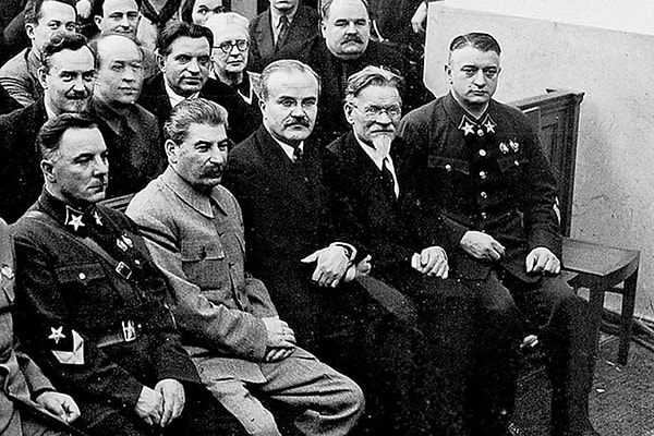 18. Какое название получили сталинские репрессии, в ходе которых он уничтожил по меньшей мере 600 тыс. своих политических противников, включая практически всех военных офицеров, в конце 1930-х гг.?