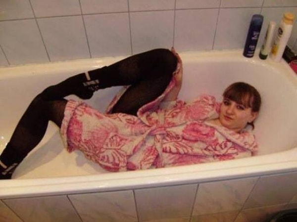 4. Халат и колготки, это, конечно, странно. Но вы тоже впервые видите лежащего в ванне человека в НОСКАХ?!