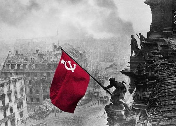 6. На чьи стихи написана песня "День Победы"?