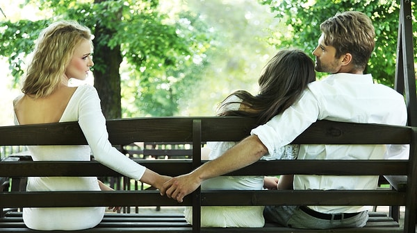 6. Ваш новый ухажёр рассказал о том, что был женат. Ваши действия?