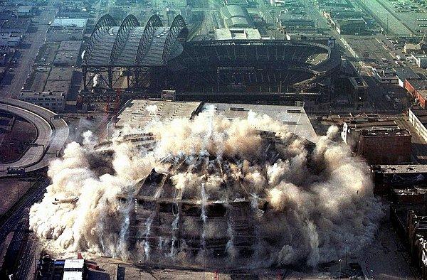 ABD - Seattle,1976'de inşa edilen Kingdome Stadyumu'nun dinamitle yıktırıldığı an.