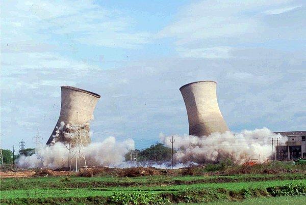 Hindistan - Ramagundam, eski elektrik santralinin yıkımı.