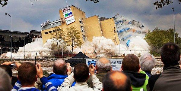 Hollanda'da yaşayan insanlar Philips fabrikası eski binasının kontrollü bir şekilde yıktırılma sürecine şahit oluyor.
