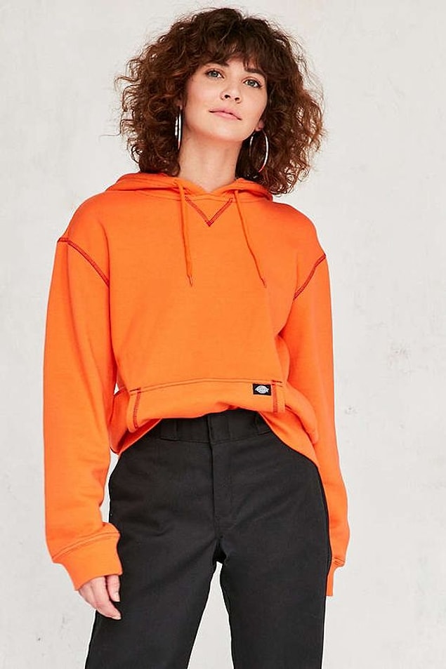 6. Rahatlığın öteki adı sweatshirtlerin de turuncularına bayılıyoruz.
