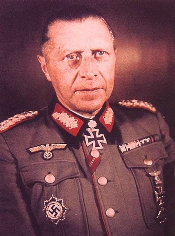 7. Кто из соратников Гитлера запечатлен на этом снимке?