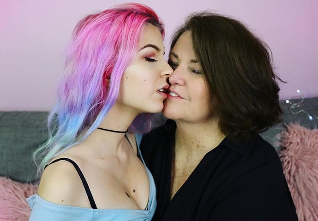Julia ve Eileen birlikte Londra'da yaşayan mutlu bir çift. Londra'da yaşayan iki kadın Tinder üzerinden tanıştılar ve geçtiğimiz yazdan bu yana birlikteler.