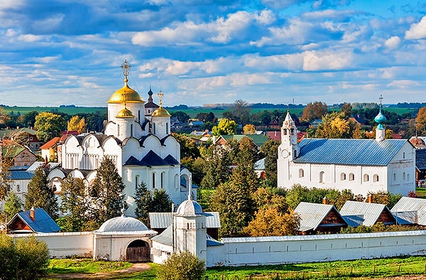 10. Какой род имеет название российского города Суздаль?