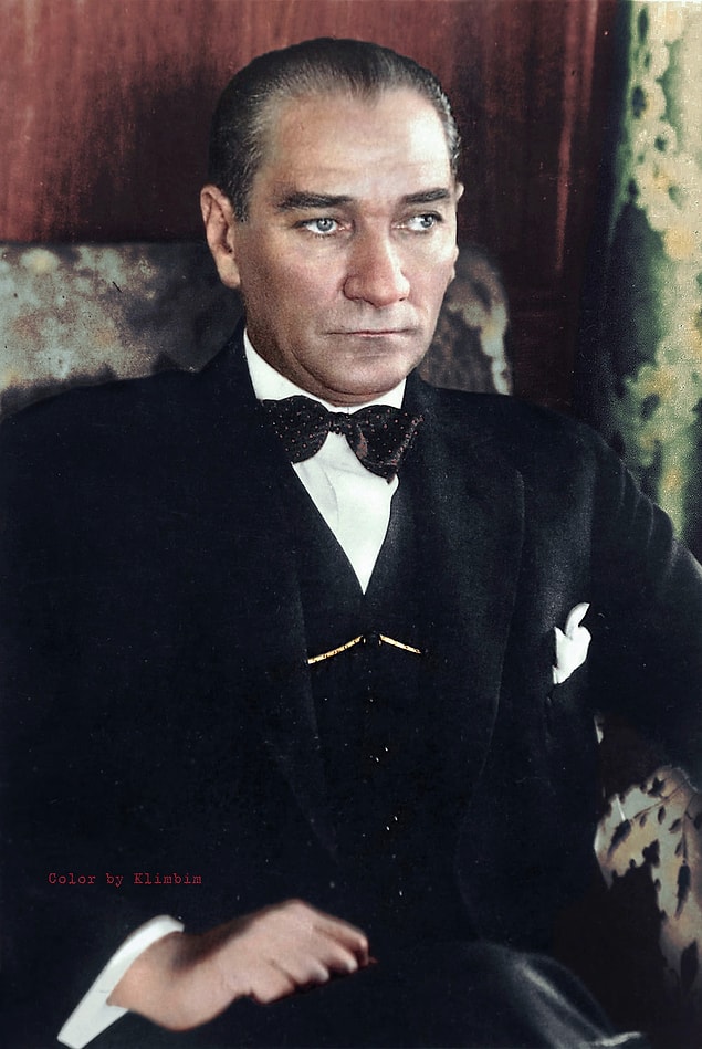 Tepkiler ve yorumlar devam ededursun, Atatürk sevgisi kimsenin tekelinde olmayan yüce bir değer esasında. Ata'mızın bize gösterdiği ışık, bu yoldaki en büyük rehberimiz.
