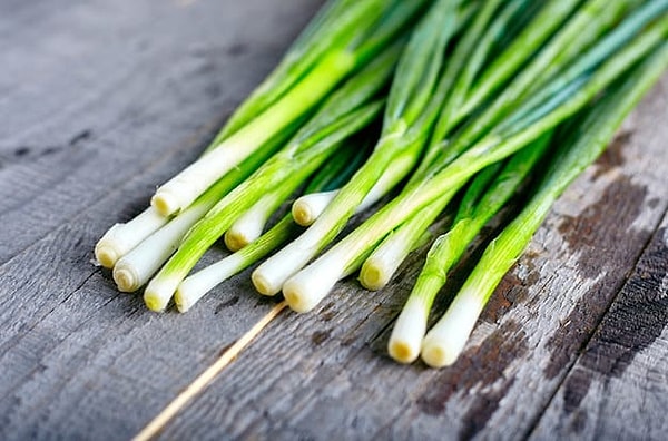 8. На фотографии изображен лук-шалот.