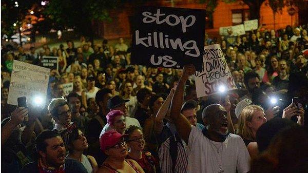 Siyahi bir ABD'li olan Anthony Lamar Smith'i vuran polisin yargılandığı davada beraat alması üzerine ülkenin birçok şehrinde protestolar düzenlenmişti.
