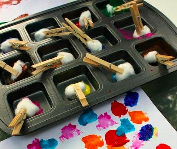 21. Çocuklarınız için bir sanat projesi daha: Bir kağıda, bölmeli fırın tepsisine, yıkanabilir boyaya, pamuk toplarına ve mandala ihtiyacınız olacak.
