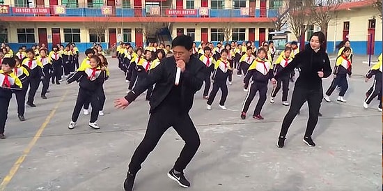 Директор школы из Китая прославился в соцсетях, показав миру, как он проводит зарядку с учениками