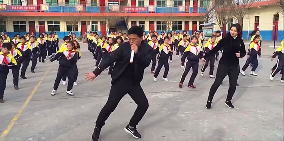 Директор школы из Китая прославился в соцсетях, показав миру, как он проводит зарядку с учениками
