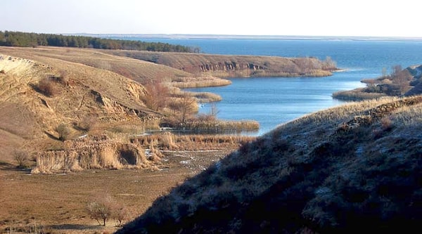 13. С чем на севере граничит Астраханская область?