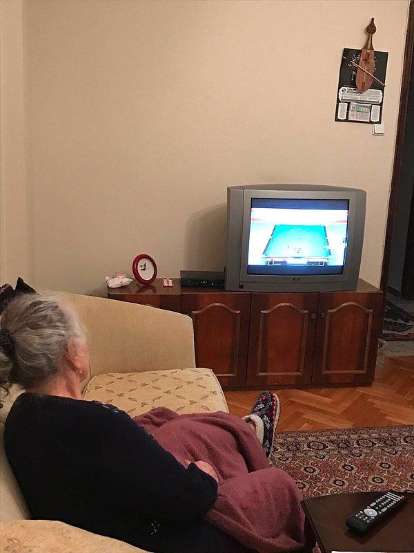 Ama o heyecanlandı, bu yaştan sonra olmaz dedi ve evinde maçları izlemeye devam etti. Yine de Emre Özcan onunla devamlı telefonda konuşup yorumlarını almaktan vazgeçmedi.