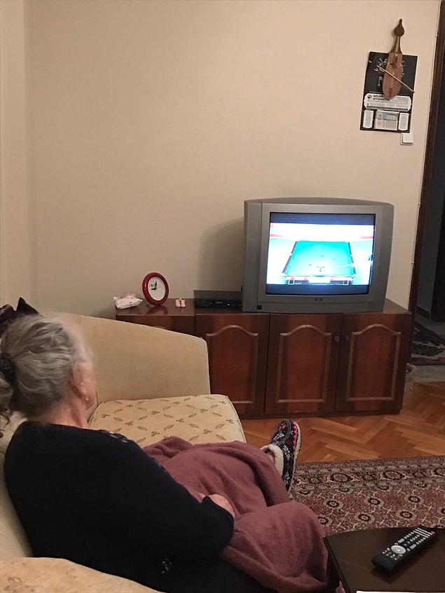 Ama o heyecanlandı, bu yaştan sonra olmaz dedi ve evinde maçları izlemeye devam etti. Yine de Emre Özcan onunla devamlı telefonda konuşup yorumlarını almaktan vazgeçmedi.