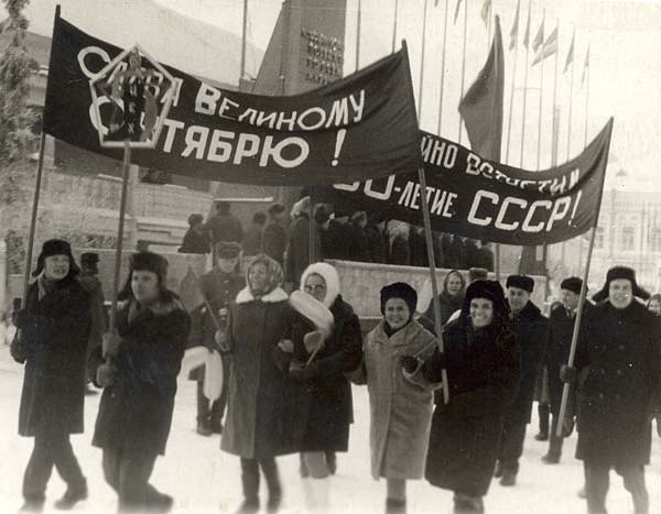 12. Почему День Великой Октябрьской социалистической революции отмечался 2 дня?