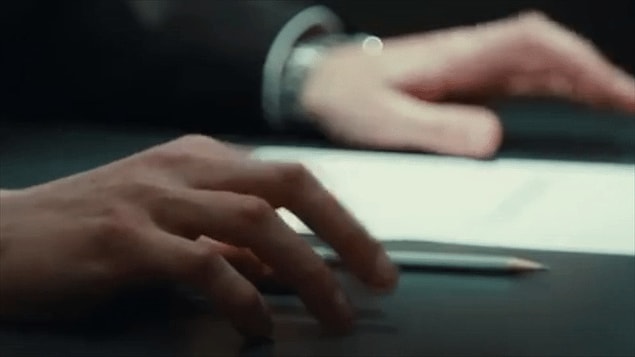 9. Birisi masaya vurmaya başlarsa, etrafındaki kişiler ciddi anlamda gerilmeye başlayabilir.