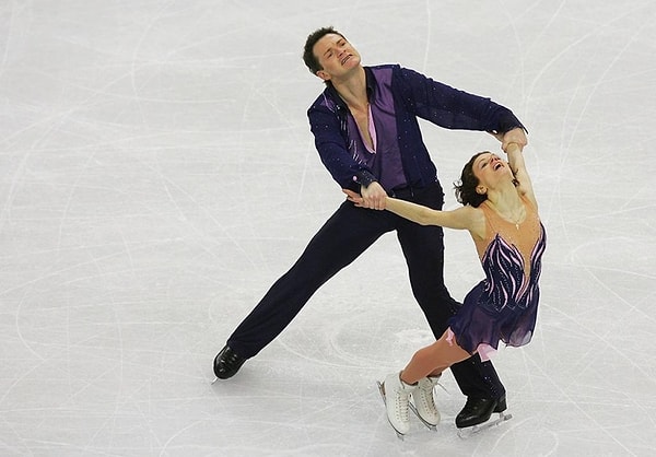 7. В каком году Мария Петрова и Алексей Тихонов стали чемпионами мира по фигурному катанию?