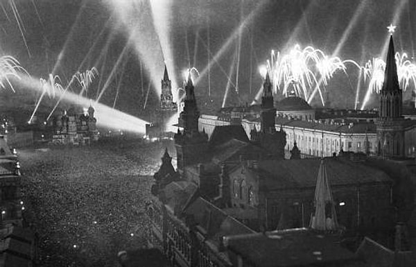 1. В честь освобождения какого города от фашистских захватчиков в Москве устроили первый салют?