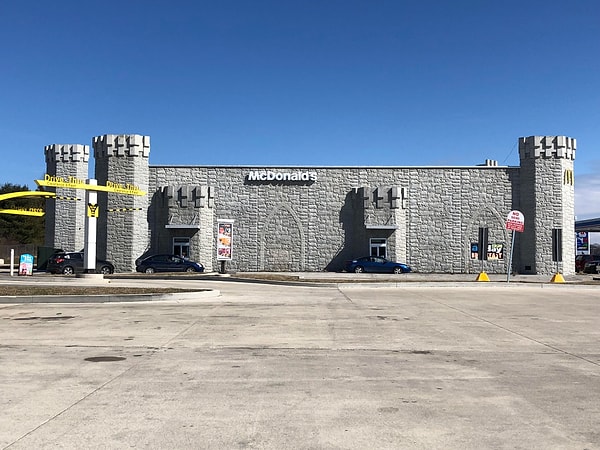 24. «Макдоналдс», выглядящий, как средневековый замок