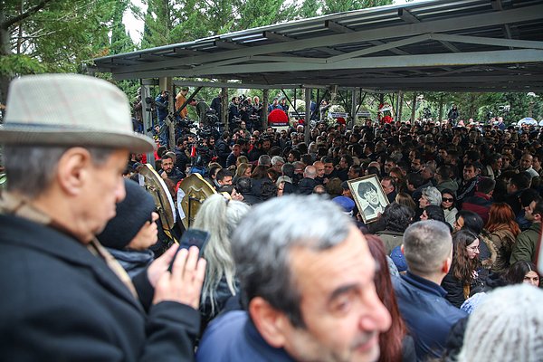 Sanatçı, Zincirlikuyu Camii'nde düzenlenen cenaze töreni ardından son yolculuğuna uğurlandı.