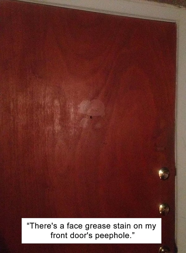 10. Тот момент, когда понимаешь, что кто-то снаружи пялится на тебя через твой же дверной глазок.