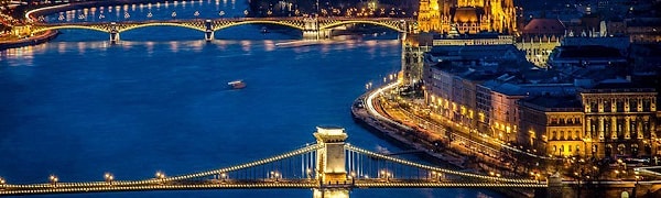 13. Прекрасный город в огнях на фото - дом второй по величине синагоги в мире.