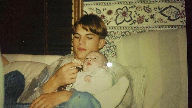 2. "Teyzem daha gençken Ashton Kutcher'la çıkıyormuş. Ben de tüm internete aile hazinemizden bahsetmek istedim."