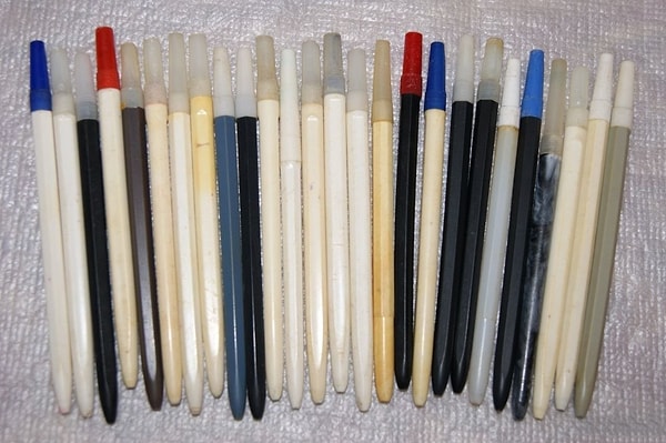 2. Для людей какой профессии были изобретены первые шариковые ручки?